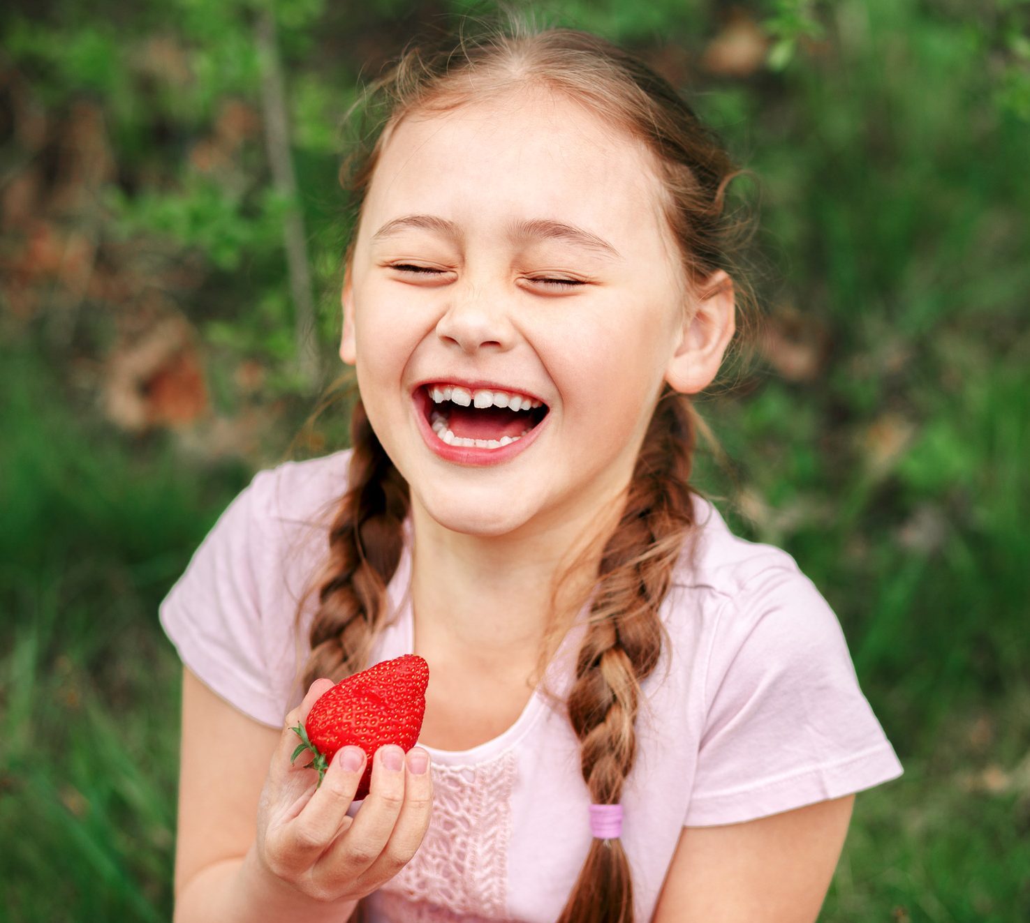 Fillette mangeant une fraise